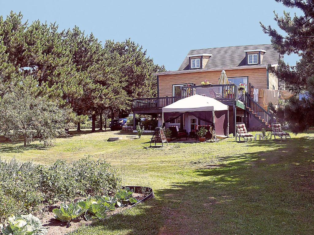 Gite La Halte Du Verger Bed And Breakfast Rivière-du-Loup Exteriör bild