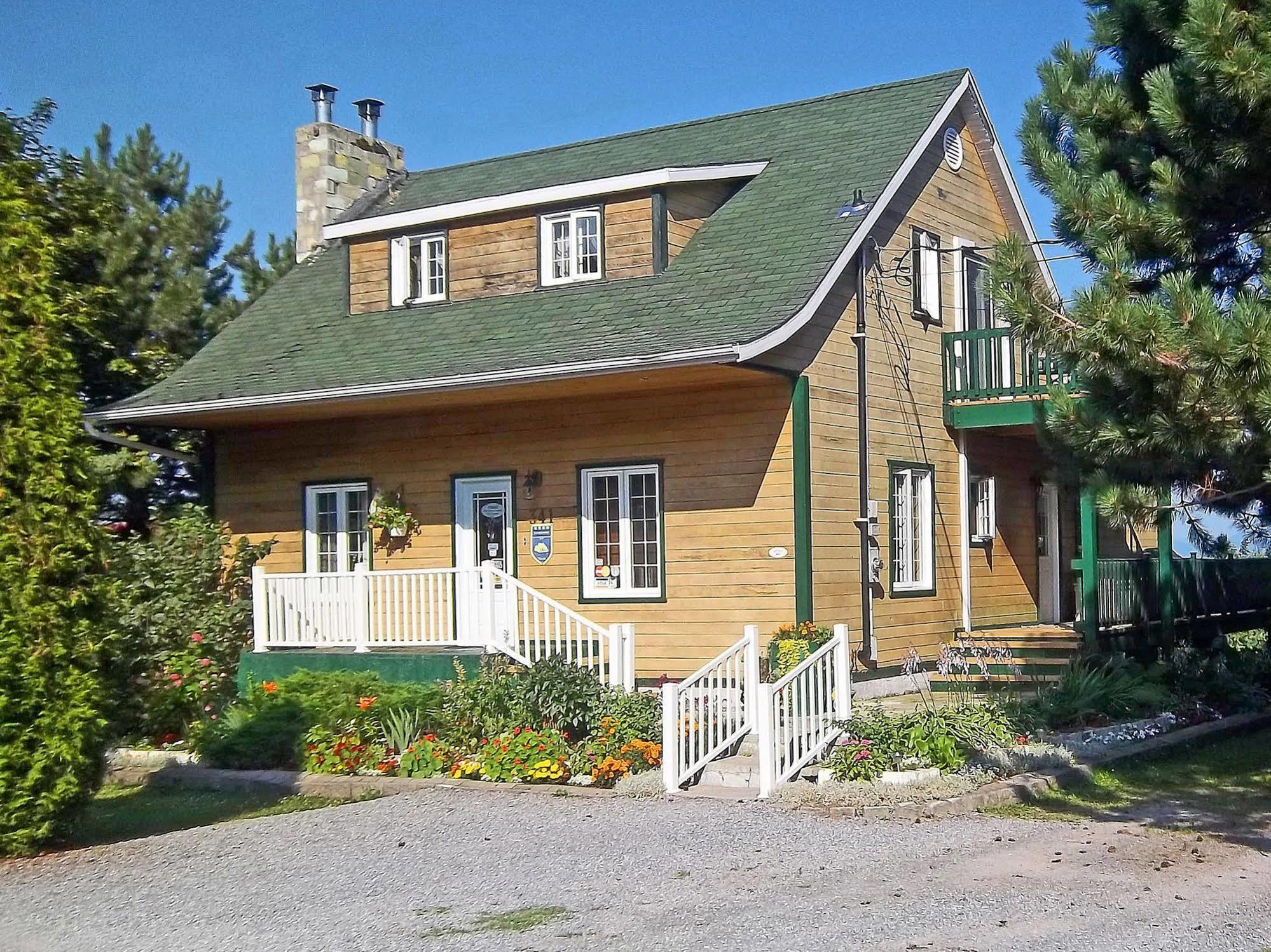 Gite La Halte Du Verger Bed And Breakfast Rivière-du-Loup Exteriör bild